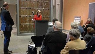 Ausstellung des Turiner Grabtuchs: Eine Frau spricht vor einem Publikum.